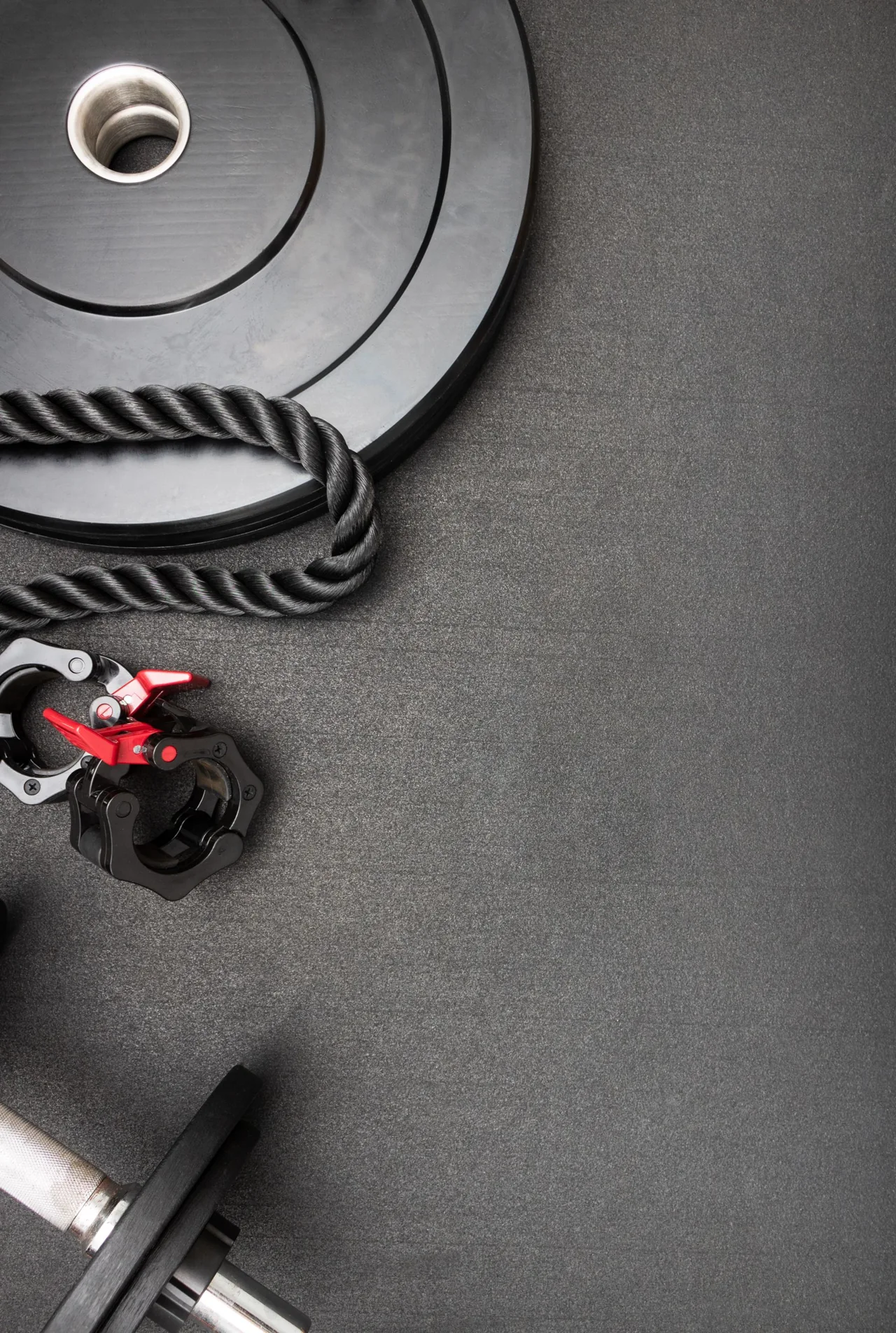 Bánh tạ, dây tập và dụng cụ gym trên nền tối